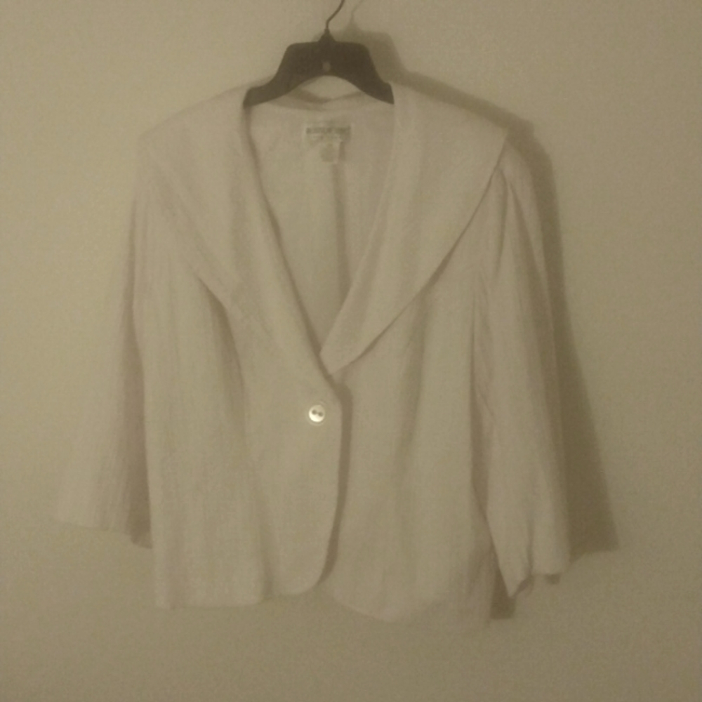 White jacket size 22W. Linen blend. Brownstone Studio.